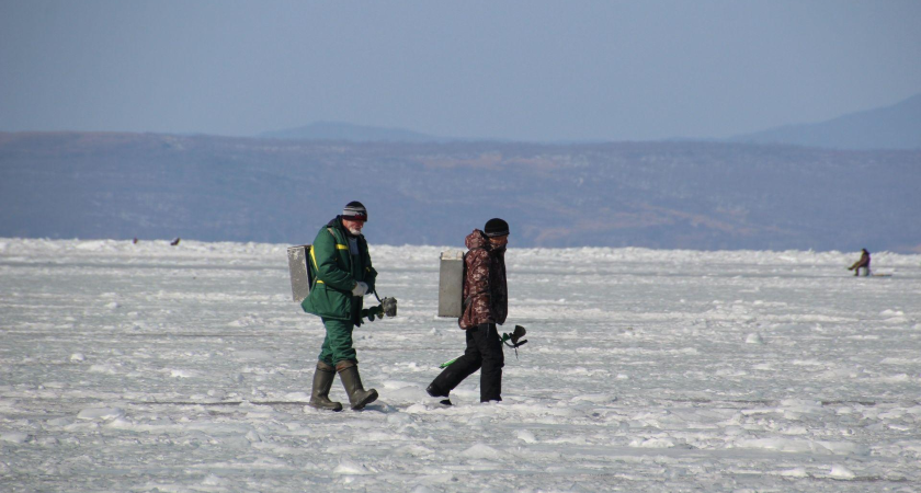 Метровые трещины во льду: циклон превратил заливы Приморья в смертельную ловушку для рыбаков