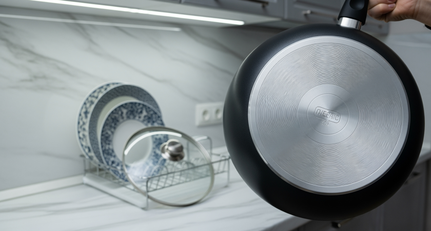 Забудьте о многочасовом замачивании — простой домашний метод вернет вашим пригоревшим кастрюлям блеск за считанные минуты