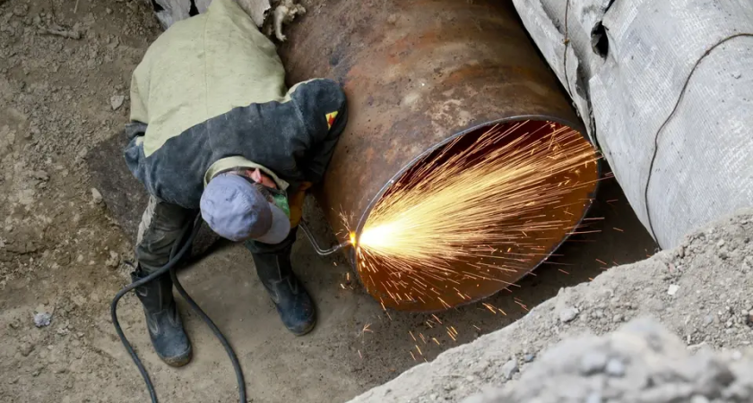 Конец холодам: тепловики за сутки заменили аварийный трубопровод в Ленинском районе Владивостока