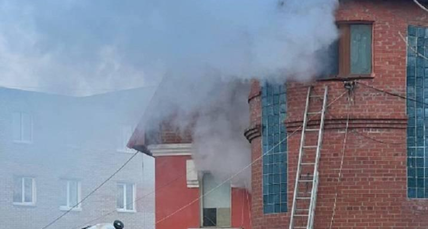 «Дым и гарь по всему Эгершельду»: мужчину эвакуировали по пожарной лестнице из горящего 3-этажного здания во Владивостоке
