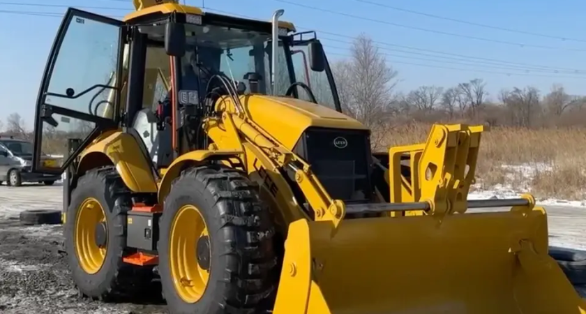 «Копай, а не руками»: приморцы отправили десантникам 83-й бригады ВДВ экскаватор для окопов в зоне СВО