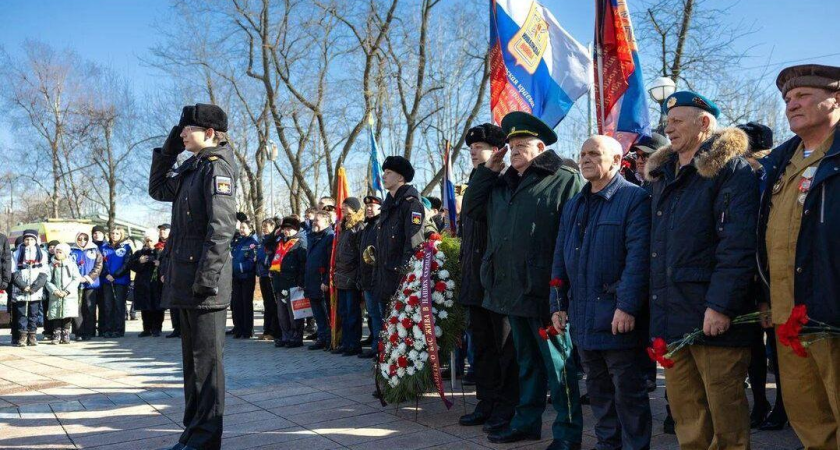 «Подвиг наших земляков»: 3 поколения приморцев возложили цветы к мемориалу героям Афганистана