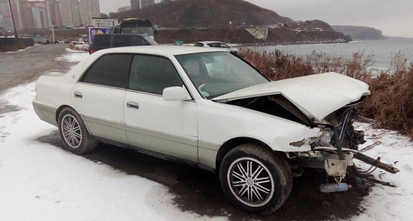 Автобус-призрак и опасный хлам: во Владивостоке вывезут еще пять машин, мешающих проезду экстренных служб