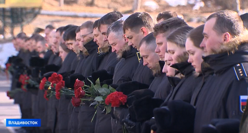 Сын держит устав отца, погибшего вместе с замглавкома ВМФ