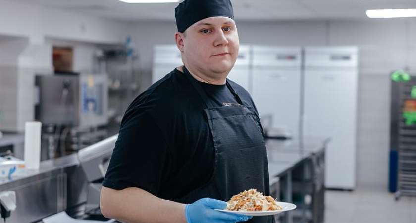 Раненый морпех меняет автомат на поварешку ради возвращения на фронт