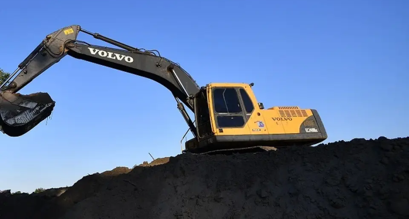 Тяжелая техника вычищает многолетний ил из реки Объяснения