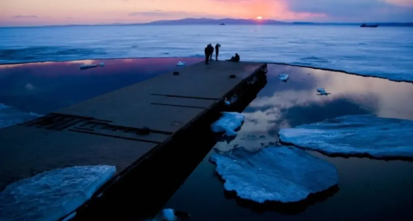 Во Владивостоке лед становится смертельной ловушкой для рыбаков