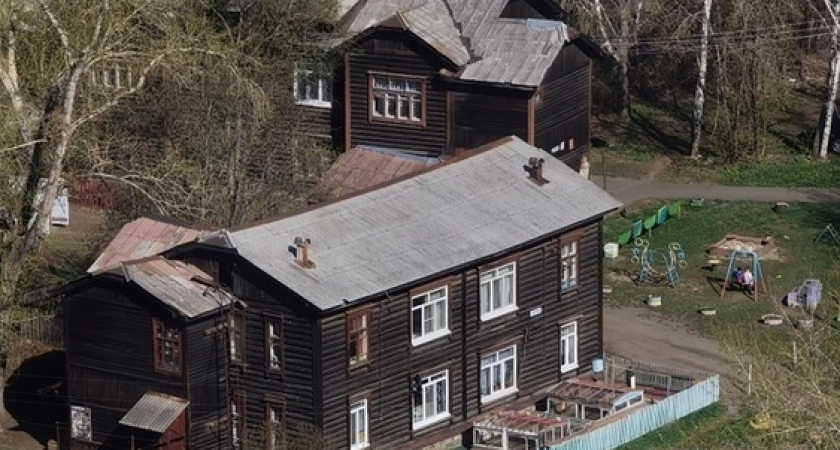 Семья с детьми живет под подпорками вместо потолка