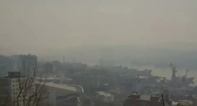 Дым из Китая накрыл Владивосток: жители задыхаются от гари