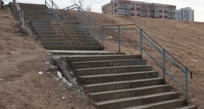 Прокуратура проверяет травму пенсионерки на разбитой лестнице Владивостока