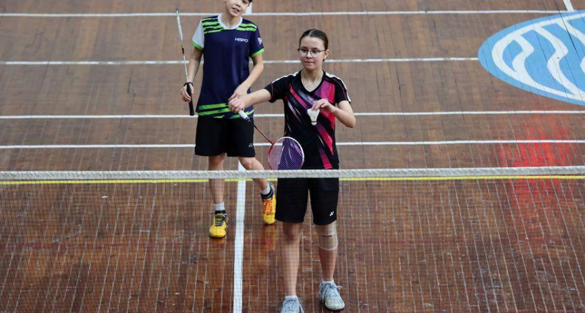 18 команд юных бадминтонистов борются за путёвку в Омск