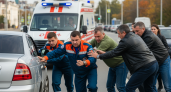 Врачи голыми руками сдвинули машину, блокировавшую путь реанимобиля к вертолету