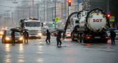 Во Владивостоке задействовали илосос: 10 мм дождя затопили улицы у площади Луговой