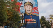 Месячная работа кистями: во Владивостоке открыли масштабный мурал адмирала Кузнецова без баллонов и трафаретов