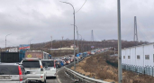 Наледь с вантов Русского моста обрушилась на дорогу: многокилометровая пробка парализовала Владивосток
