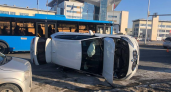 BMW опрокинулся у ДВФУ после столкновения с припаркованной Toyota: водитель в больнице