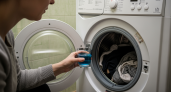 Дешевый трюк с обычным стаканом в стиральной машине превращает серые футболки в белоснежные за один цикл