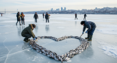 Приморские рыбаки выложили сердце из селёдки на льду к 8 Марта