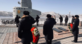 Военные и ветераны ТОФ почтили память подводников у памятников Л-19 и Л-16