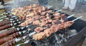 Больше не использую уксус для маринада: добавляю в мясо обычный хлеб и получаю самый нежный шашлык в жизни