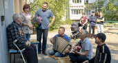 102-летний ветеран-подводник принял личный Парад Победы под окнами дома