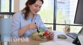Хватит смущать офис ароматами еды: шеф-повар собрал список продуктов для идеального и тихого обеда