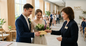 Владивостокским молодожёнам вручают фронтовые письма солдат Приморья