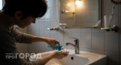 Перестала тратить деньги на бытовую химию: ополаскиватель для рта отмывает дом до блеска за копейки
