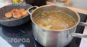 Выбросьте дорогую химию: луковица в кипятке вернет кастрюлям первозданный блеск всего за пять минут