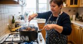 Хватит сливать первую воду при варке мяса: шеф-повар объяснил почему этот ритуал только портит ваш бульон