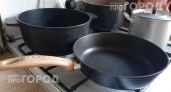 Выбросьте едкую химию: обычный чай убирает даже застарелый нагар за минуты без лишнего трения сковороды