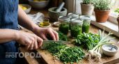 Больше не морожу зелень в пакетах: перемалываю её с чесноком в изумрудную пасту для идеальных домашних блюд