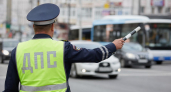 Во Владивостоке грузовик при движении назад выбил стекла пассажирского автобуса