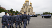 Во Владивостоке смотр полиции на центральной площади завершился торжественным маршем