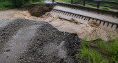 В Приморье поток воды смыл мост к Слинкино и отрезал проезд