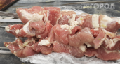 Хватит портить мясо дешевым уксусом: этот простой ингредиент сделает жесткий шашлык нежнее сливочного масла