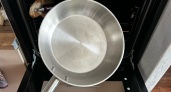 Больше не тру сковородки часами: бумажные полотенца удаляют въевшийся нагар без усилий и дорогой химии
