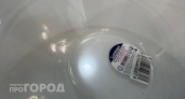 Хватит мучиться с липкими следами от наклеек: один копеечный трюк поможет очистить посуду за секунды
