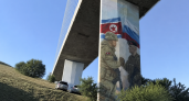 На Золотом мосту во Владивостоке появился мурал с морпехом РФ и бойцом КНДР