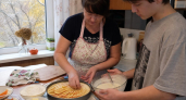Хватит печь обычную шарлотку: яблоки в сметанном креме делают этот пирог настолько нежным, что просят добавки