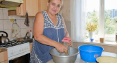 Смешала два копеечных средства и замочила сковороду: многолетний нагар сходит пластами без всякой химии
