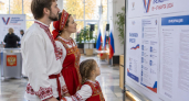 Семья в народных костюмах пришла на выборы в Фокино всей семьей