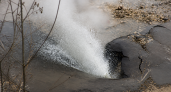Во Владивостоке вода из пожарного узла затапливает дорогу и жилой дом