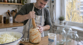 Больше никаких вздутых крышек и мутной банки: мой способ квасить капусту в тепле без риска для заготовки