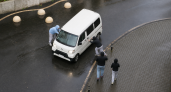 Во Владивостоке группа мужчин пыталась проникнуть в микроавтобус, разбивая стекла