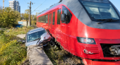 Во Владивостоке пригородный поезд столкнулся с авто у 44-го причала