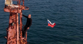 Самый сильный пожарный России водрузил триколор на мачту заброшенного сухогруза в Приморье