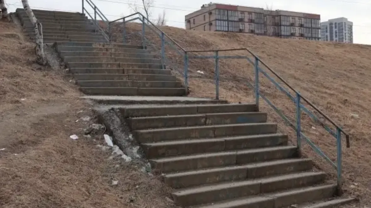 Прокуратура проверяет травму пенсионерки на разбитой лестнице Владивостока