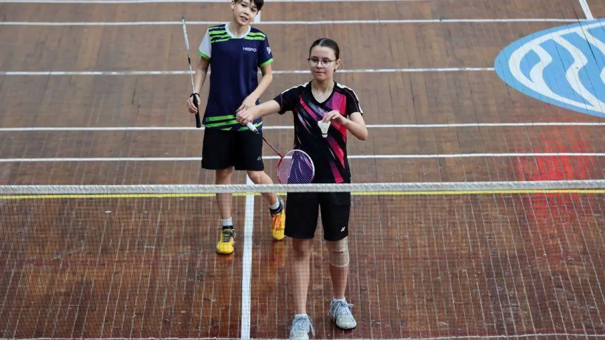 18 команд юных бадминтонистов борются за путёвку в Омск