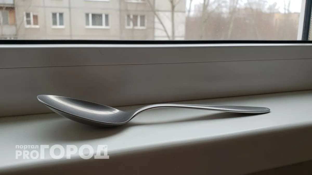 Простая ложка на подоконнике защищает дом от воров лучше любой сигнализации